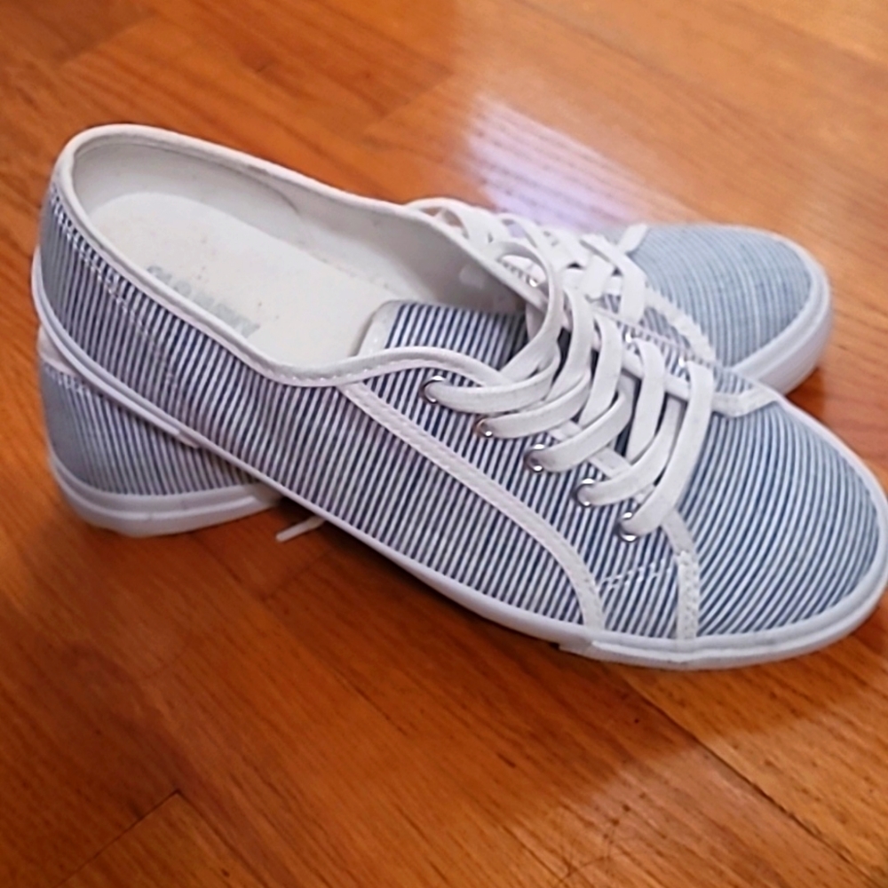 Old Navy slip on canvas boat shoes